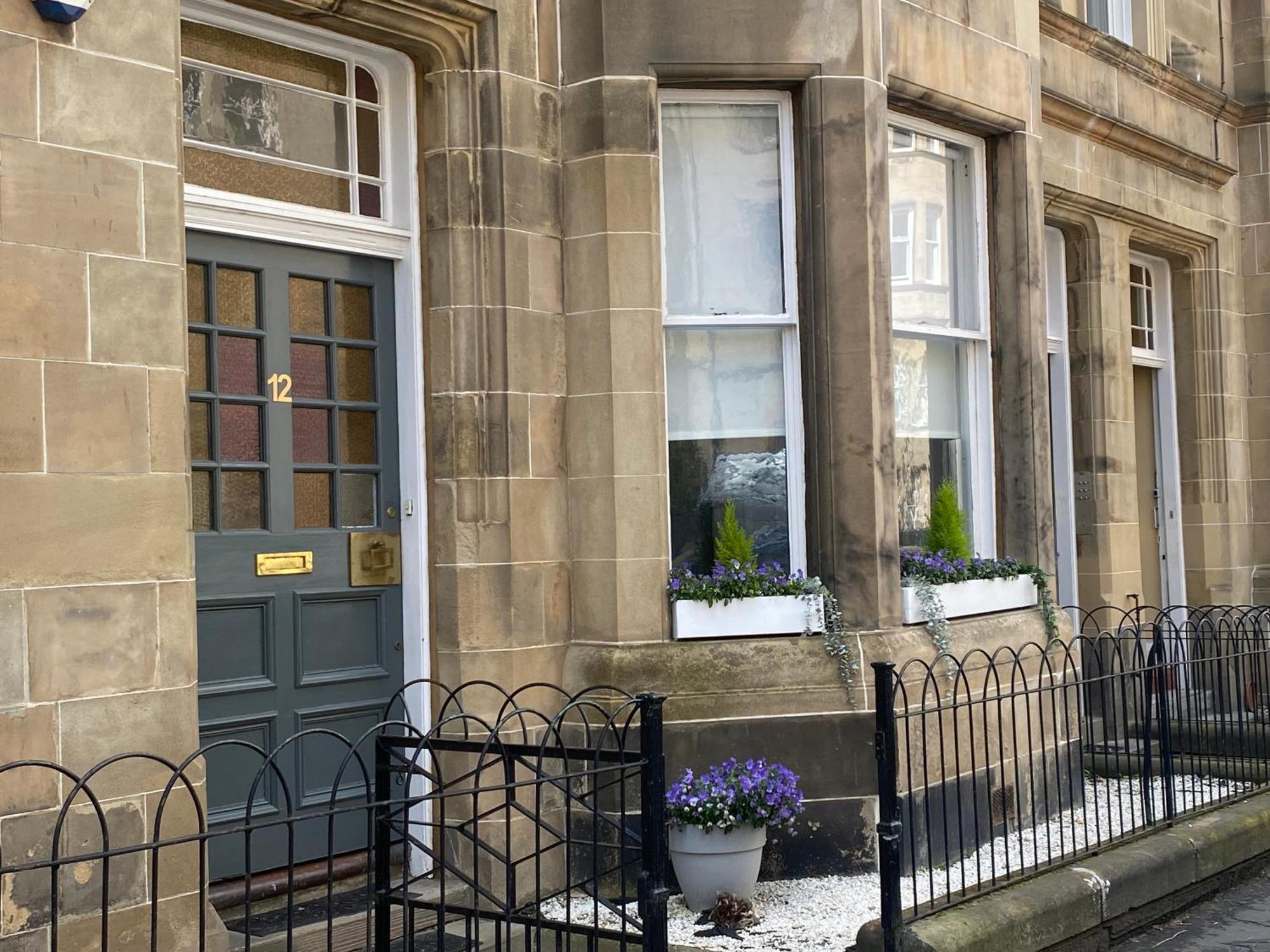 Lovely Main Door 2 Bed Apartment Edinburgh Exterior photo